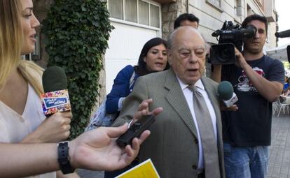 Jordi Pujol, ayer, rodeado de periodistas.