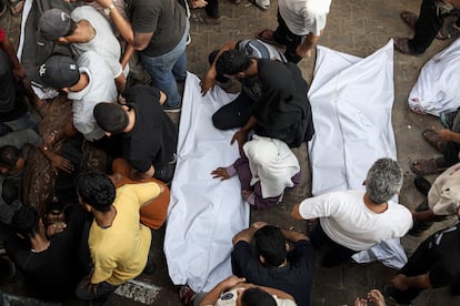 Los familiares de las víctimas de un ataque israelí velan sus cadáveres, este jueves en Ciudad de Gaza.  