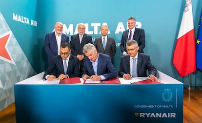 (De izq. a dcha.) El ministro de Turismo de Malta, Ronald Mizzi, el CEO de Ryanair, Michael O'Leary, y Paul Bugeja, de Malta Air, durante la firma del acuerdo de compra-venta.