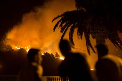 Grupo de vecinos de Las Manchas observan el incendio.