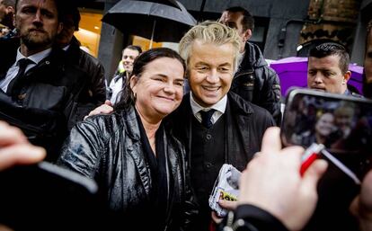 El líder del Partido por la Libertad (PVV), Geert Wilders, posa durante un acto de campaña en Breda (Holanda) el pasado día 8.