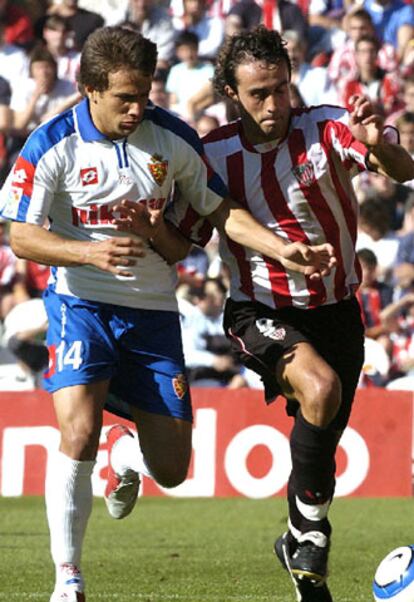 El zaragocista Ponzio y disputa un balón a Santi Ezquerro, del Athletic de Bilbao.