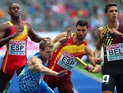 Samuel García choca con el italiano Vladímir Aceti en la semifinal de los relevos masculinos 4x400m de los Europeos.