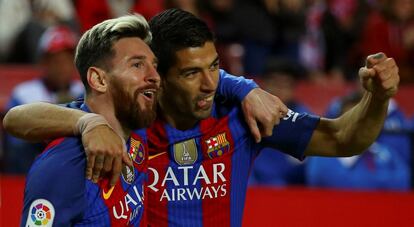 Messi i Su&aacute;rez celebren el primer gol.