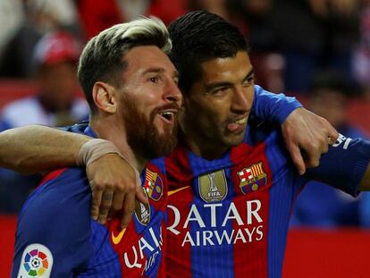 Messi i Su&aacute;rez celebren el primer gol.