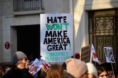 "L'odi no farà gran a Amèrica" (en al·lusió al lema de Trump "Fes Amèrica gran de nou"). Presa a París.