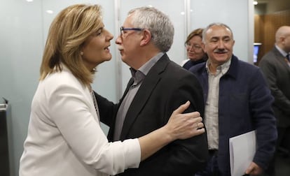 La ministra de Empleo, Fátima Báñez, se despide de los secretarios generales de CC.OO, Ignacio Fernández Toxo (c), y de UGT, Pepe Álvarez, en 2016.