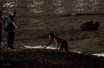 Un joven llega a la playa del Tarajal, la madrugada del viernes.