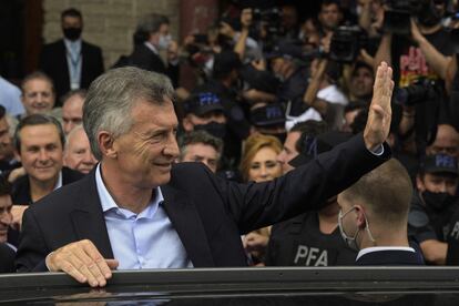 El expresidente de Argentina saluda a sus seguidores tras declarar en los tribunales federales de Dolores en una causa por presunto espionaje, el 3 de noviembre de 2021.