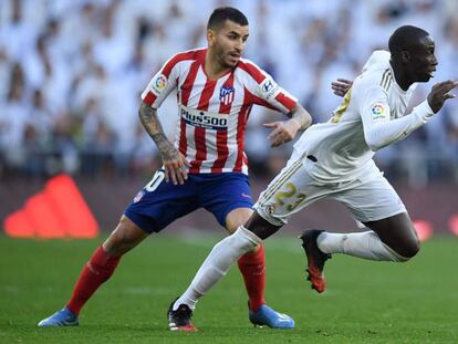 Mendy se escapa de Correa en el derbi del sábado en el Bernabéu.