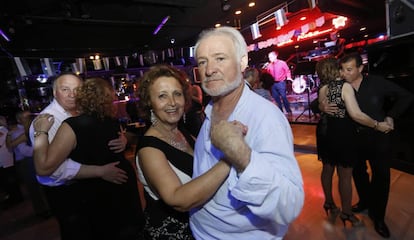 Sesi&oacute;n de baile para la tercera edad en la sala La Rosa.