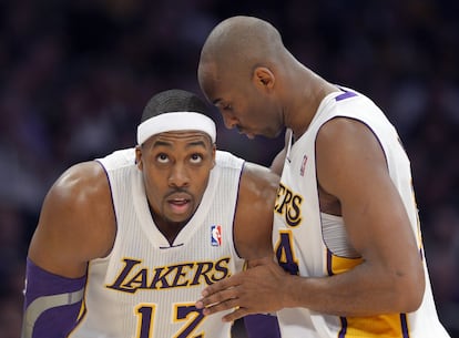 Kobe Bryant da instrucciones a Howard durante el partido entre los Lakers y los Cavaliers.