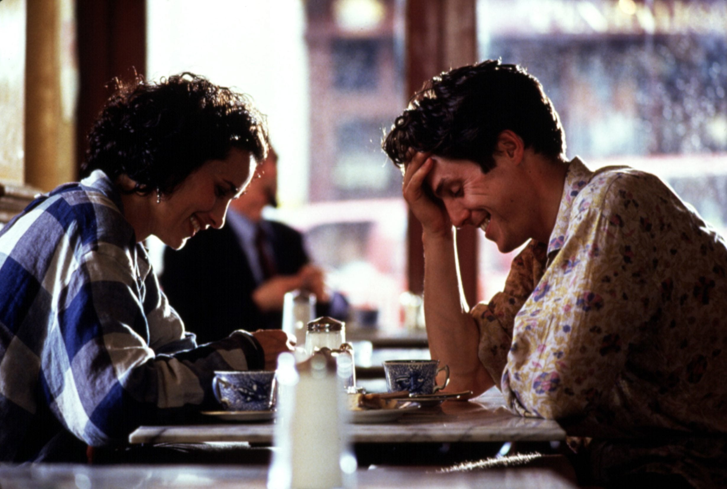 El caso Hugh Grant o la evolución del actor romántico convertido en villano 1 Andie MacDowell y Hugh Grant, en un fotograma de 'Cuatro bodas y un funeral' (1994), un clásico de las comedias románticas.