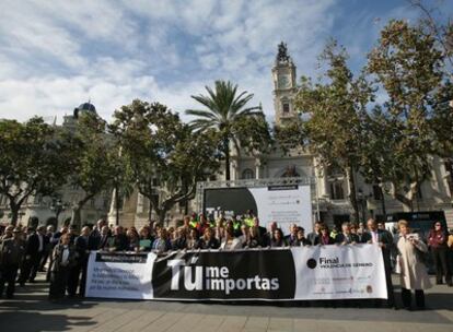 Concentración de condena de la violencia de género en la plaza del Ayuntamiento de Valencia.