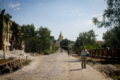 Un hombre camina por una de las calles de Kupiansk (Ucrania) rodeada de escombros, el 2 de agosto de 2024.