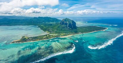 Vista aérea de la península de Le Morne, con la barrera de coral en primer término.