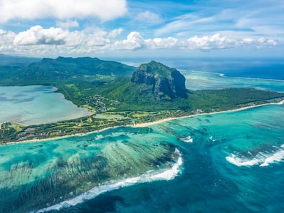 Vista aérea de la península de Le Morne, con la barrera de coral en primer término.