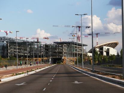 El Centro Acu&aacute;tico (izquierda), a medio construir, junto al estadio de La Peineta, tambi&eacute;n en obras, en el distrito de San Blas.