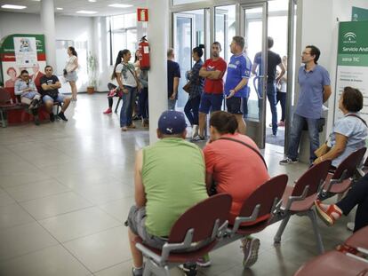 Varias personas esperan su turno en una oficina de empleo en Dos Hermanas, Sevilla. 