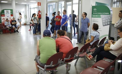 Varias personas esperan su turno en una oficina de empleo en Dos Hermanas, Sevilla. 