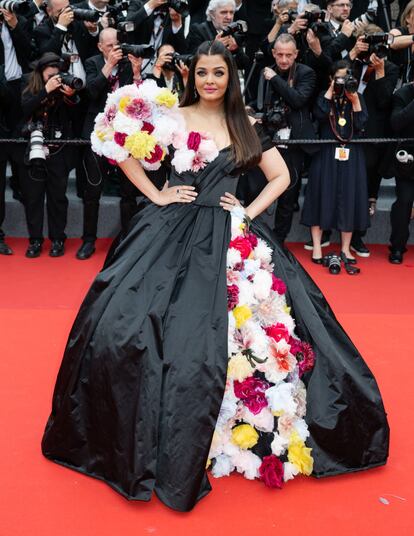 Aishwarya Rai con un vestido negro de silueta ondulante y detalles florales de la colección alta moda de Dolce & Gabbana. La actriz completó el conjunto con piezas de alta joyería también de la casa italiana.