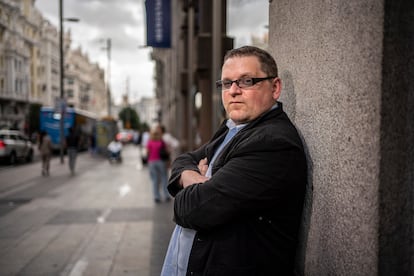 Richard Firth-Godbehere, escritor, fotografiado en la Gran Via, Madrid.