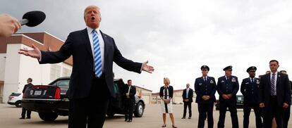 Donald Trump se dirige a los medios en un aeropuerto en Virginia Occidental tras conocerse la culpabilidad de su ex jefe de campaña.