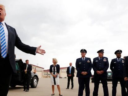 Donald Trump se dirige a los medios en un aeropuerto en Virginia Occidental tras conocerse la culpabilidad de su ex jefe de campaña.