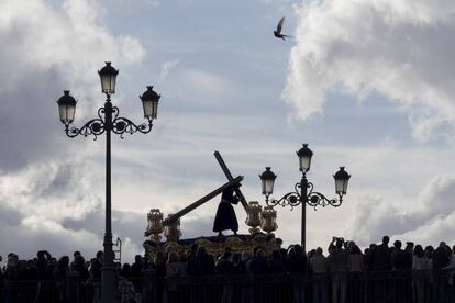 Procesión de la hermandad de La O de Sevilla a su paso por el puente de Triana, de Sevilla, en Viernes Santo.