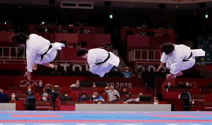 Varias karatecas realizan una exhibición durante las rondas clasificatorias de kumite (combate).