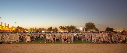 Abre todos los meses del año, aunque en verano tiene horario ampliado. Está concebido como autocine, pero también se pueden seguir las proyecciones fuera del coche: desde la terraza y la zona de hamacas en verano o desde el restaurante en invierno. Tienen viseras antilluvia para los días de tormenta.
Precio: desde 5 euros.