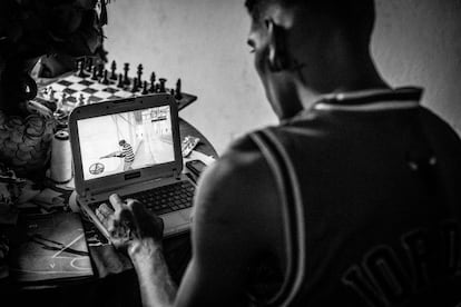 Un chaval juega al videojuego Grand Theft Auto mientras se encuentra en una casa de amigos. El 51% de jóvenes entre 18 y 24 años manifiesta deseos de emigrar