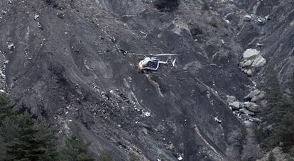 Un helicóptero sobrevuela la zona donde se ha estrellado el Airbus 230 en Seyne en los Alpes Franceses.