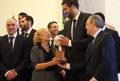 Manuela Carmena, junto a Pablo Laso, Felipe Reyes y Florentino Pérez