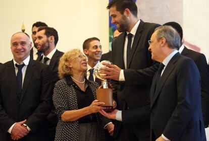 Manuela Carmena, junto a Pablo Laso, Felipe Reyes y Florentino P&eacute;rez