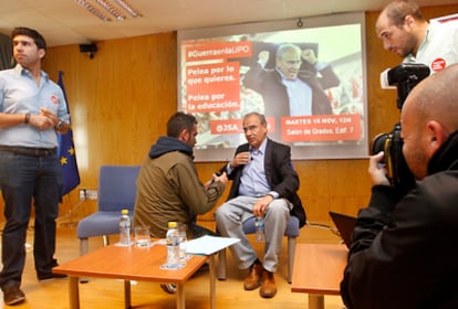 Alfonso Guerra, en el encuentro en la Universidad Pablo de Olavide celebrado esta mañana en Sevilla.