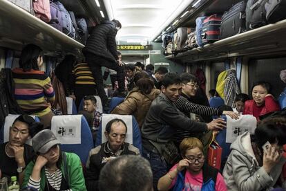 Un vagón atestado de pasajeros inicia su viaje desde Pekín hasta Chengdu, en un trayecto que durará 26 horas. 
