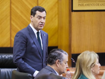 El presidente de la Junta, Juan Manuel Moreno, responde a una pregunta de la oposición en el Parlamento andaluz, este jueves.