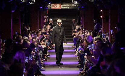Tom Ford al final de su desfile, celebrado en la estación de metro de Delancey Street, en Nueva York (EE UU), el lunes.