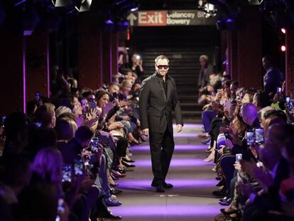 Tom Ford al final de su desfile, celebrado en la estación de metro de Delancey Street, en Nueva York (EE UU), el lunes.