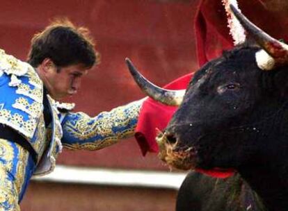 El Juli se echa por delante al quinto toro de la tarde.