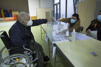 Miguel Andrés, ha pasado la covid, vive en la residencia Bertarn i Oriola de la Barceloneta y hoy ha salido después de mucho tiempo confinado, para votar en la escuela Drassanes, en Barcelona.