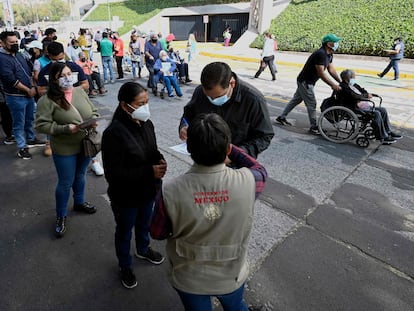 Un grupo de personas hace fila para recibir una dosis de la vacuna de Pfizer contra la covid-19, en la ciudad de México, el 28 de diciembre de 2021.