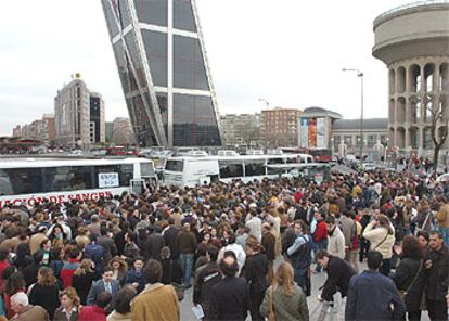 En la imagen, cientos de personas hacen cola en la Plaza de Castilla para donar sangre.