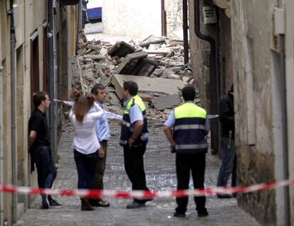 Agentes de la Ertzaintza conversan con el alcalde de Hondarribia (tercero por la izquierda) sobre la explosión ocurrida en esta localidad.