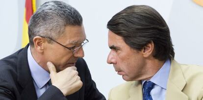 El ministro de Justicia, Alberto Ruiz-Gallardón (izquierda) y el expresidente José María Aznar, en el campus FAES.