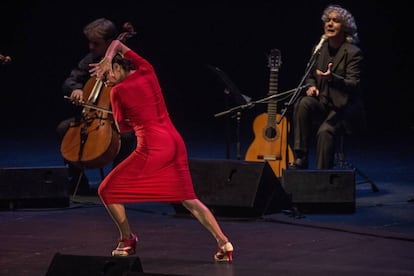 Belén Maya baila mientras Mayte Martín canta al fondo en un actuación en Pamplona en 2018.