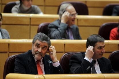 Un grupo de senadores del PSC, esta tarde en el Senado. A la izquierda, Ramón Aleu.