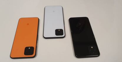 El nuevo Pixel 4 en los tres colores disponibles. El naranja solo está disponible en el modelo pequeño.