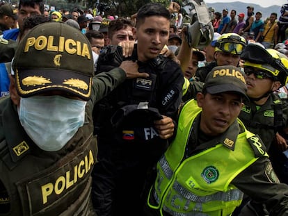 Policial venezuelano, depois de atravessar para a Colômbia em 23 de fevereiro passado.